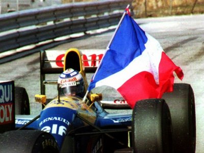Alain Prost célèbre son 4e titre mondial remporté au volant d'une Williams-Renault le 26 septembre  1993 sur le circuit d'Estoril, au Portugal - JEAN-LOUP GAUTREAU [AFP/Archives]