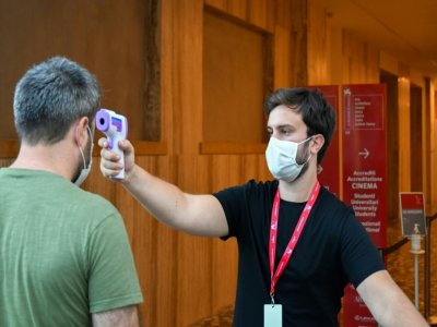 Contrôle de température à l'entrée du palais du festival pour la Mostra de Venise, le 1er septembre 2020 - Alberto PIZZOLI [AFP]