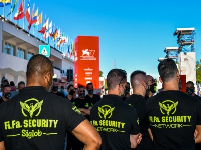 Le personnel de sécurité réuni en briefing avant l'ouverture de la Mostra de Venise, le 1er septembre 2020 - Alberto PIZZOLI [AFP]