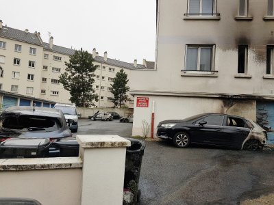 Deux voitures se sont embrasées sur le parking d'une résidence du Havre vendredi 4 septembre.