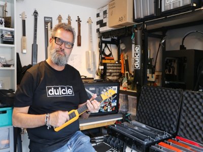 Benoît Van Den Driesshe, ici dans son atelier, est le créateur de la Dulcie, un concept de guitare miniature unique au monde, de 47 cm de long.
