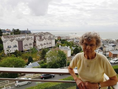 Henriette Leprovost est une survivante des bombardements du Havre. Elle a été ensevelie dans la cave des Équipiers nationaux le 5 septembre 1944.