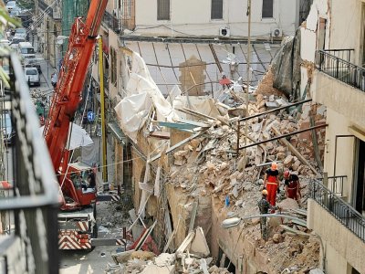 Des secouristes fouillent les décombres d'un bâtiment dans un quartier sinistré de Beyrouth le 4 septembre 2020 - JOSEPH EID [AFP]