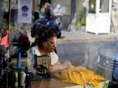 Claudette, une Libanaise de 60 ans, dans son atelier de couture à Beyrouth, le 3 septembre 2020 - JOSEPH EID [AFP]