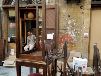Un homme assis devant son bar, à Beyrouth, le 3 septembre 2020 - JOSEPH EID [AFP]