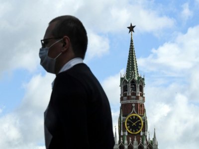 Un homme portant un masque passe devant le Kremlin, à Moscou, le 12 août 2020 - Kirill KUDRYAVTSEV [AFP/Archives]