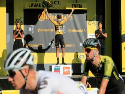 Le coureur de l'équipe Jumbo Wout van Aert sur la 1re marche du podium de la 7e étape du Tour de France à Lavaur, le 4 septembre 2020 - Christophe Petit Tesson [POOL/AFP]