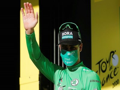 Le sprinteur de l'équipe Bora Peter Sagan endosse le maillot vert sur le podium de la 7e étape du Tour de France à Lavaur, le 4 septembre 2020 - BENOIT TESSIER [POOL/AFP]