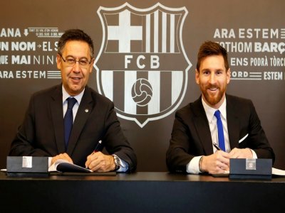 Lionel Messi avec le président du Barça Josep Maria Bartomeu, lors du renouvellement du contrat de la star, le 25 novembre 2017 au Camp Nou - Handout [FC BARCELONA/AFP/Archives]