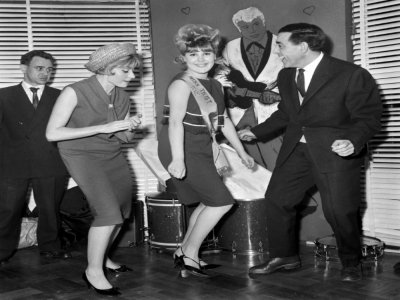 Annie Cordy danse le twist avec Luis Mariano et Ghislaine Peterlin en avril 1962 à Paris - - [AFP/Archives]