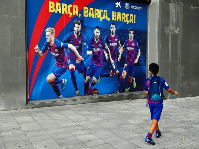 Affiche du Barça devant le Camp Nou de Barcelone, le 4 septembre 2020 - Pau BARRENA [AFP]