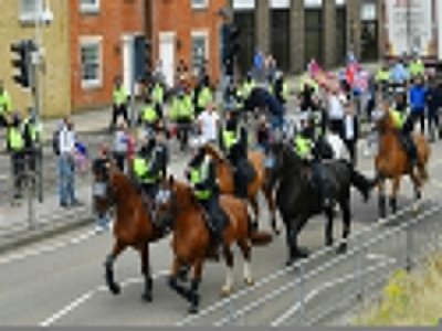La police montée britannique intervient le 5 septembre 2020 lors des mnafifestations pro et anti-migrants à Douvres - Glyn KIRK [AFP]