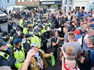"Débarrassez nos rues de ces ordures": des dizaines de militants anti-migrants manifestent le 5 septembre 2020 à Douvres, au Royaume-Uni, qui connaît des records d'arrivées de migrants par la Manche. - Glyn KIRK [AFP]