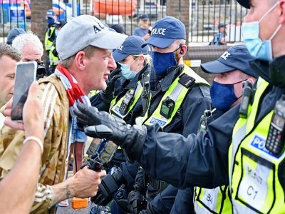 Des manifestants anti-migrants font face aux policiers le 5 septembre 2020 à Douvres, au Royaume-Uni - Glyn KIRK [AFP]
