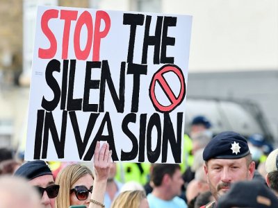 Des manifestants anti-migrants le 5 septembre 2020 à Douvres, au Royaume-Uni, qui connaît des records d'arrivées de migrants par la Manche - Glyn KIRK [AFP]