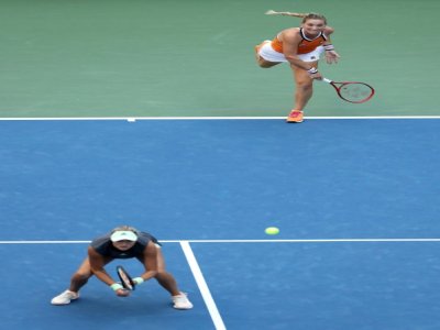 La Française Kristina Mladenovic (arrière-plan) et sa partenaire de double, la Hongroise Timea Babos, lors de l'US Open 2019, à New York, le 3 septembre - ELSA [GETTY IMAGES NORTH AMERICA/AFP/Archives]