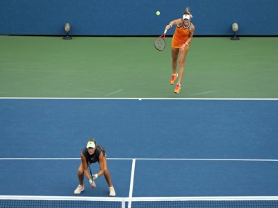 La Française Kristina Mladenovic (devant) et sa partenaire de double, la Hongroise Timea Babos, lors de l'US Open 2019, à New York, le 3 septembre - MATTHEW STOCKMAN [GETTY IMAGES NORTH AMERICA/AFP/Archives]