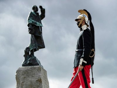 Un homme en uniforme de dragon passe devant une statue du maréchal Gallieni lors d'une cérémonie à l'occasion du 106è anniversaire de la bataille de la Marne, le 5 septembre 2020 à Meaux (France) - JOEL SAGET [AFP]