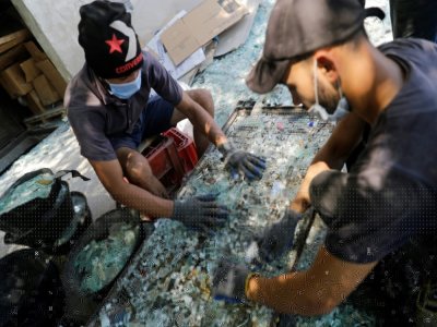des ouvriers trient le verre cassé lors de l'explosion au port de Beyrouth pour le recycler à Tripoli, la ville portuaire du nord du Liban le 25 août 2020 - JOSEPH EID [AFP]