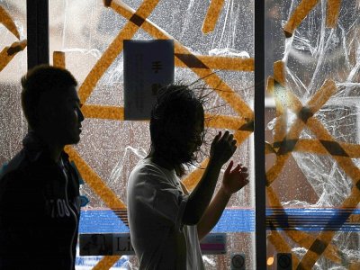 Des vitrines protégées à l'approche du cyclone Haishen, à Kagoshima, au Japon, le 6 septembre 2020 - CHARLY TRIBALLEAU [AFP]