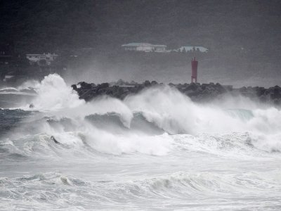 Des vagues géantes s'écrasent sur le littoral à l'approche du typhon Haishen à Makurazaki au Japon, le 6 septembre 2020 - CHARLY TRIBALLEAU [AFP]