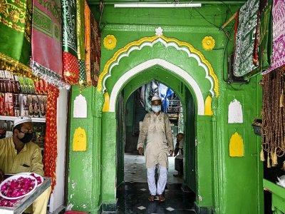 Un fidèle musulman au sanctuaire Dargah de Nizamuddin, à New Delhi, qui a rouvert après six mois de fermeture en raison de l'épidémie de coronavirus, le 6 septembre 2020 - SAJJAD HUSSAIN [AFP]