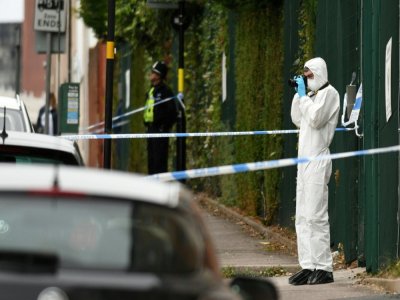 Un agent de la police scientifique recueille des indices le 6 septembre 2020 dans une rue de Birmingham, deuxième ville d'Angleterre, après que  plusieurs personnes ont été poignardées - Oli SCARFF [AFP]