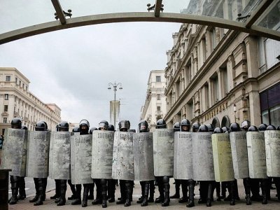 Les forces anti émeutes bloquent une rue de Minsk le 6 septembre 2020 - - [TUT.BY/AFP]