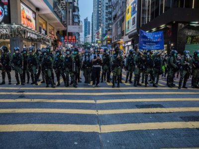 Des policiers déployés après un appel à la manifestation contre le report des législatives, le 6 septembre 2020 à Hong Kong - DALE DE LA REY [AFP]