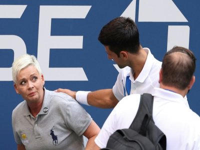 Le Serbe Novak Djokovic vient en aide à la juge de ligne atteinte par sa balle lors de son 8e de finale à l'US Open, à New York, le 6 septembre 2020 - AL BELLO [GETTY IMAGES NORTH AMERICA/AFP]