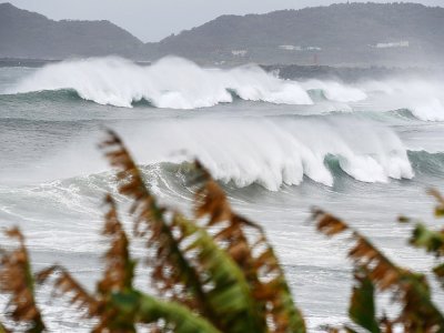 De fortes vagues balayent la côte à Makurazaki (Japon) le 6 septembre 2020 alors qu'approche le typhon Haishen - CHARLY TRIBALLEAU [AFP]