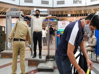 Des passagers arrivent le 7 septembre 2020 dans une station de métro de New Delhi après la reprise du service, interrompu dans la capitale indienne, durant des mois en raison du Covid-19 - Prakash SINGH [AFP]
