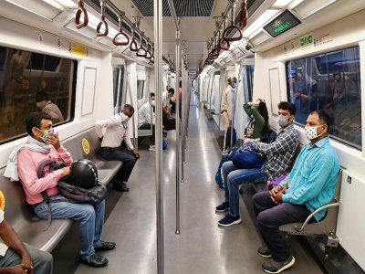 Des passagers empruntent le 7 septembre 2020 le métro de New Delhi après la reprise du service, interrompu durant des mois dans la capitale indienne en raison du Covid-19 - Prakash SINGH [AFP]