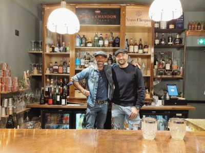 Romuald Putignier (à gauche) et Justin Corrion (à droite) derrière le comptoir du bar à tapas"Gavroche", situé dans le quartier historique du Vaugueux à Caen. - Mathieu Marie