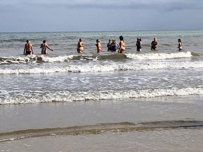 L'opération "Toutes à l'eau avec ou sans lolos" a réuni une trentaine de femmes afin de soutenir celles qui ont subi une ablation de la poitrine. - Justine Tariel