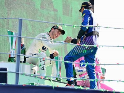 Pierre Gasly sur le podium, félicité par Carlos Sainz, son dauphin.  - AFP