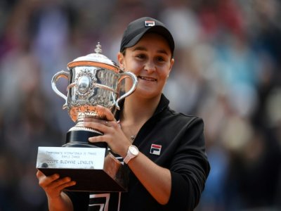 Ashleigh Barty avec le trophée de Roland-Garros, le 8 juin 2019 - CHRISTOPHE ARCHAMBAULT [AFP]