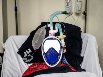 Un patient du Covid relié à un respirateur insufflant de l'oxygène, évitant ainsi une intubation qui peut être douloureuse, dans un hôpital au Pérou en août 2020 - ERNESTO BENAVIDES [AFP/Archives]