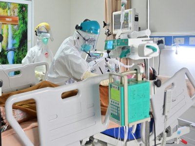 Patient atteint de Covid-19 dans une unité de soins intensifs à Bogor, en Indonésie, le 7 septembre 2020 - ADEK BERRY [AFP]