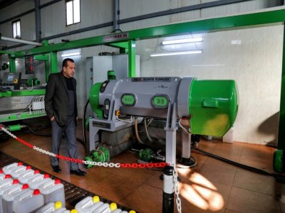Suleiman Sheikho, sur le site de production de son huile d'olive à Arbil (Kurdistan irakien) à partir d'oliviers venant de Syrie, le 22 février 2020 - SAFIN HAMED [AFP]