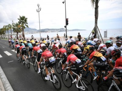 Le peloton sur la Promenade des Anglais lors de la 1re étape du Tour de France le 29 août 2020 à Nice - Anne-Christine POUJOULAT [AFP/Archives]