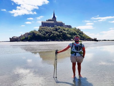 Marcouf en étape devant le Mont-Saint-Michel - Facebook : Another Path For Marcouf