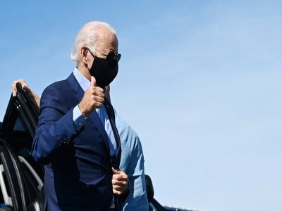 Le candidat démocrate à la Maison Blanche  Joe Biden embarque pour la Pennsylvanie à l'aéroport de Wilmington, à New Castle dans le Delaware, le 7 septembre 2020 - JIM WATSON [AFP]