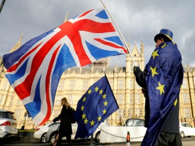Un manifestant anti Brexit devant la Chambre des Communes le 28 mars 2018 portant les deux drapeaux: le britannique et l'européen - Tolga AKMEN [AFP/Archives]
