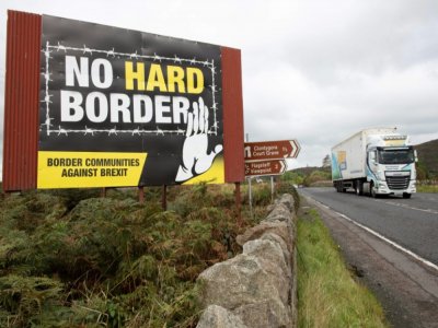 "Non aux frontières physiques": panneau pro Irlande unie et anti Brexit le 1er octobre 2019 à la frontière entre Newry, en Irlande du Nord, et Dundalk, en République d'Irlande, sur la route de Dublin - PAUL FAITH [AFP/Archives]