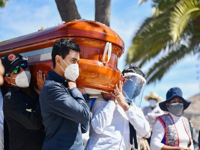 Des habitants du village de Yura, près d'Arequipa (Pérou) assistent à l'enterrement de leur maire le 14 août 2020 - Diego Ramos [AFP]