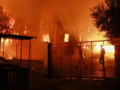Le camp de migrants de Moria, sur l'île grecque de Lesbos, en flammes, le 9 septembre 2020 - Manolis LAGOUTARIS [AFP]