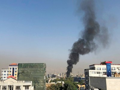 De la fumée s'échappe du site de l'explosion qui a ciblé le convoi d'Amurllah Saleh, le président afghan, à Kaboul, le 9 septembre 2020 - Najiba NOORI [AFP]