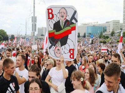 Des partisans de l'opposition bélarusse manifestent contre les résultats de l'élection présidentielle qu'ils jugent truquée, à Minsk le 6 septembre 2020 - - [TUT.BY/AFP]