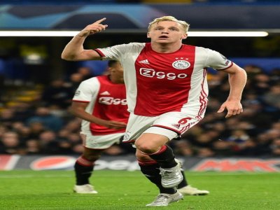 Le Néerlandais Donny Van de Beek, ici avec l'Ajax le 5 novembre 2019, a signé à Manchester United cet été - GLYN KIRK [AFP/Archives]